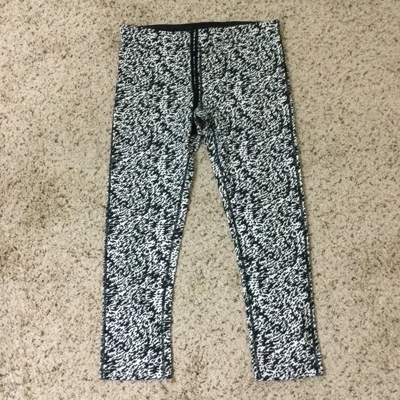 Nike Dri Fit Leggings Size M Black and White Print - Picture 1 of 4